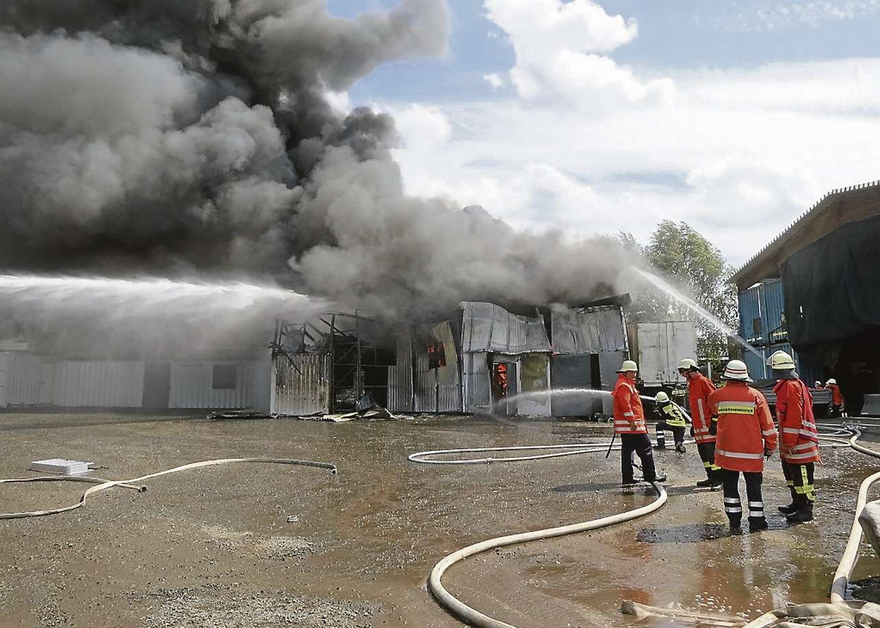 Die in Brand geratenen Container brannten völlig aus. Bis in die Nacht hinein dauerten die Nachlöscharbeiten.