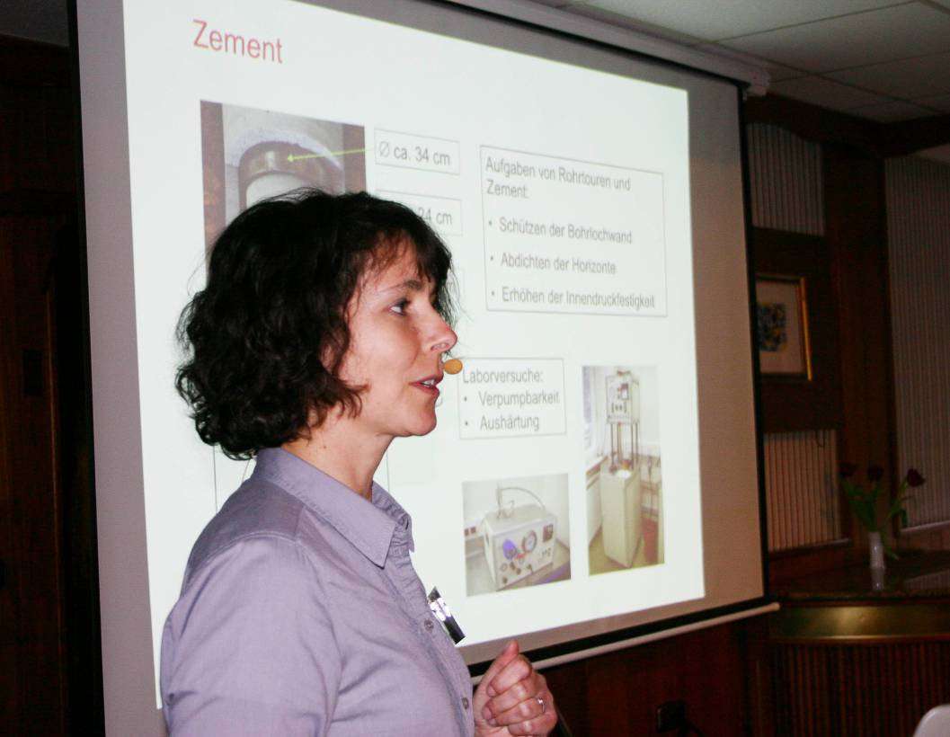 Ingenieurin Sybille Bohlsen informierte die Zuhörer über die Sicherheitsmaßnahmen an den Bohrlöchern. Foto: Iris Weber