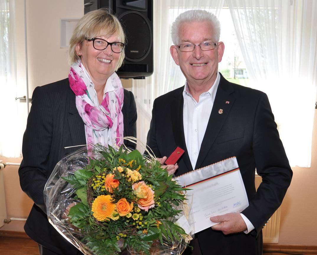 Mechthild Ross-Luttmann zeichnete Klaus Witte für 50 jahre Mitgliedschaft in der CDU aus. Foto: Doris Metternich