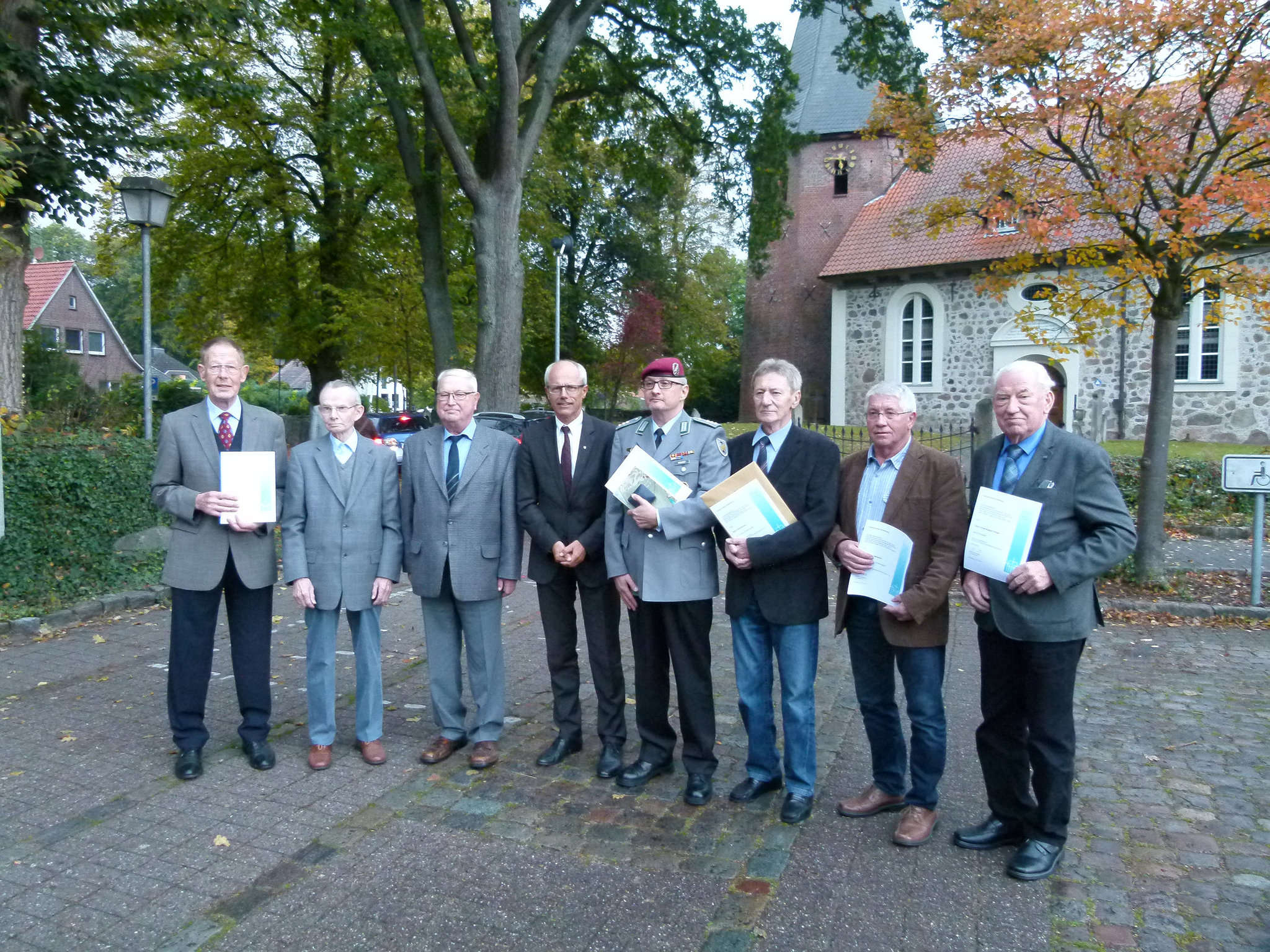 Die Geehrten zusammen mit dem Vorsitzenden Hermann Luttmann (4. von links): Hans Worthmann (von links), Richard Finke, Herbert Sandmann, Hauptmann Ulf Ernst, Rolf Kampe, Helmut Wülpern und Ernst-August Kröger.