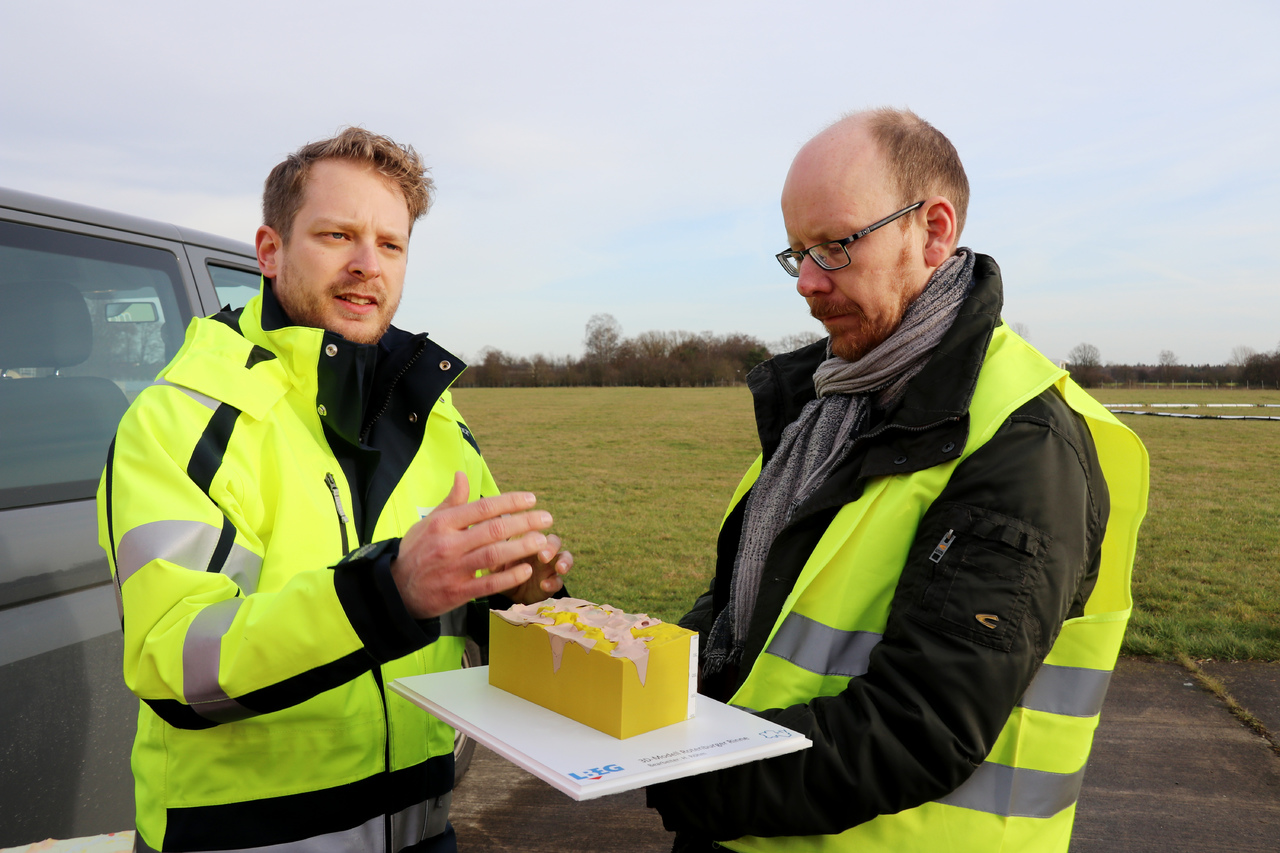 Nico Deus (links) und Björn Völlmar erläutern, wie sich die Messergebnisse in einem 3D-Modell darstellen lassen. Foto: Nina Baucke