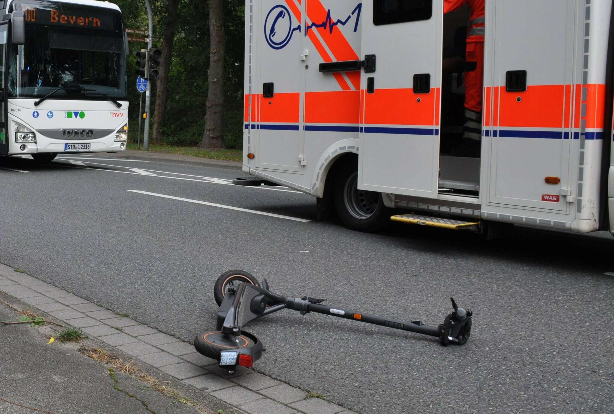 Die Rollerfahrerin verletzt sich beim Unfall schwer. 