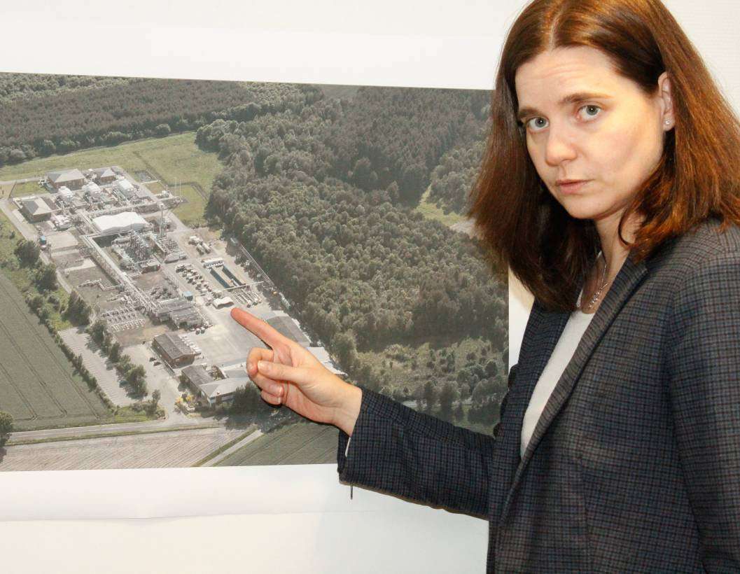 Daniela Davies, ExxonMobil-Betriebsleiterin in Bellen, zeigt anhand einer Luftbildaufnahme den Standort der ehemaligen Dieseltankstelle und der Be- und Entladestation.