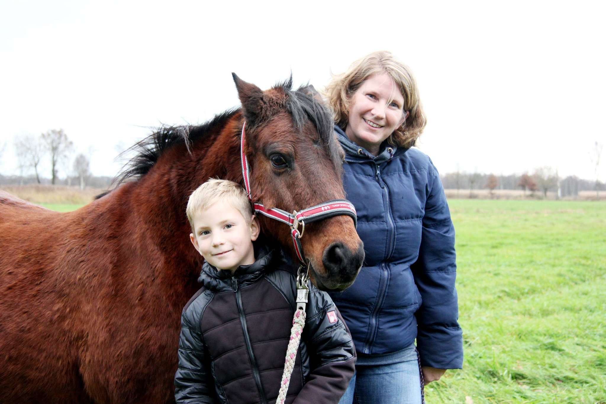 Till Kollmorgen und Dominique Sachs laden ein Kind ein, Zeit mit Pferd zu verbringen u2013 möglicherweise mit Pony Nemo. Foto: Nina Baucke