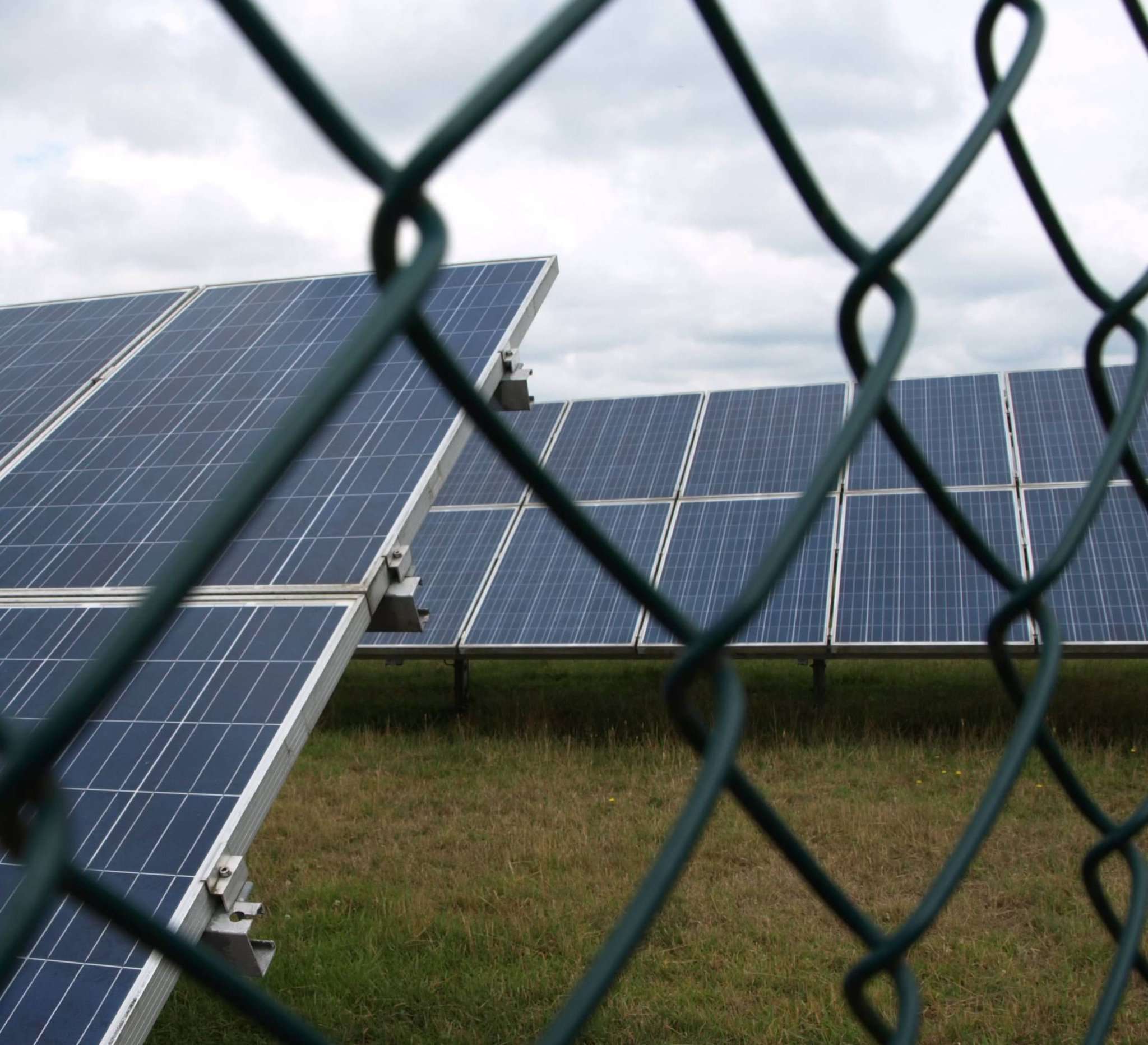 Fotovoltaik-Freiflächenanlagen sollen zur Energiewende beitragen. Aber wo stellt man sie auf, um Gerechtigkeit und Naturschutz zu wahren?