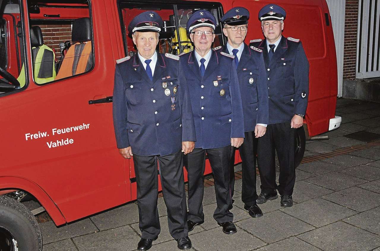 Drei Generationen von Ortsbrandmeistern (von links): Heinrich Brase (1977 bis 1995), Helmut Weseloh (1995 bis 2005), Stellvertretender Ortsbrandmeister Hans-Jürgen Lohmann und Ortsbrandmeister Bernd Heitmann (ab 2005).