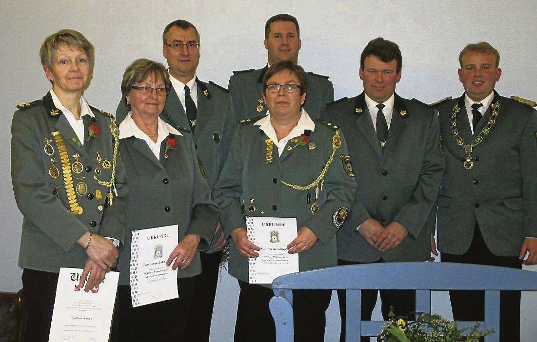 Die Geehrten des Schützenvereins Vahlde mit ihrem Vorsitzenden und amtierenden Schützenkönig Henning Brunckhorst (rechts).