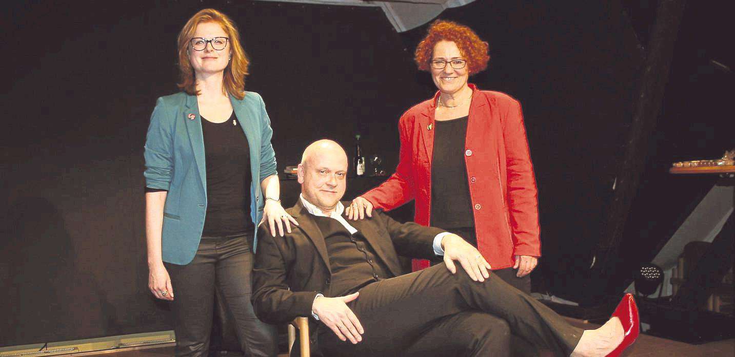 Die beiden Biografinnen Isabel Rohn (links) und und Nikola Müller zitierten aus den Werken von Hedwig Dohm, Schauspieler Gerd Buurmann setze es in Szene. Foto: Iris Weber