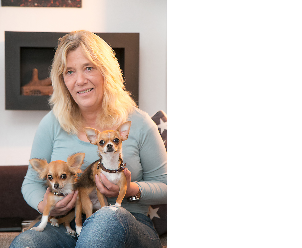 Renate Haasner mit ihren beiden Chihuahuas Abby und Amy. 