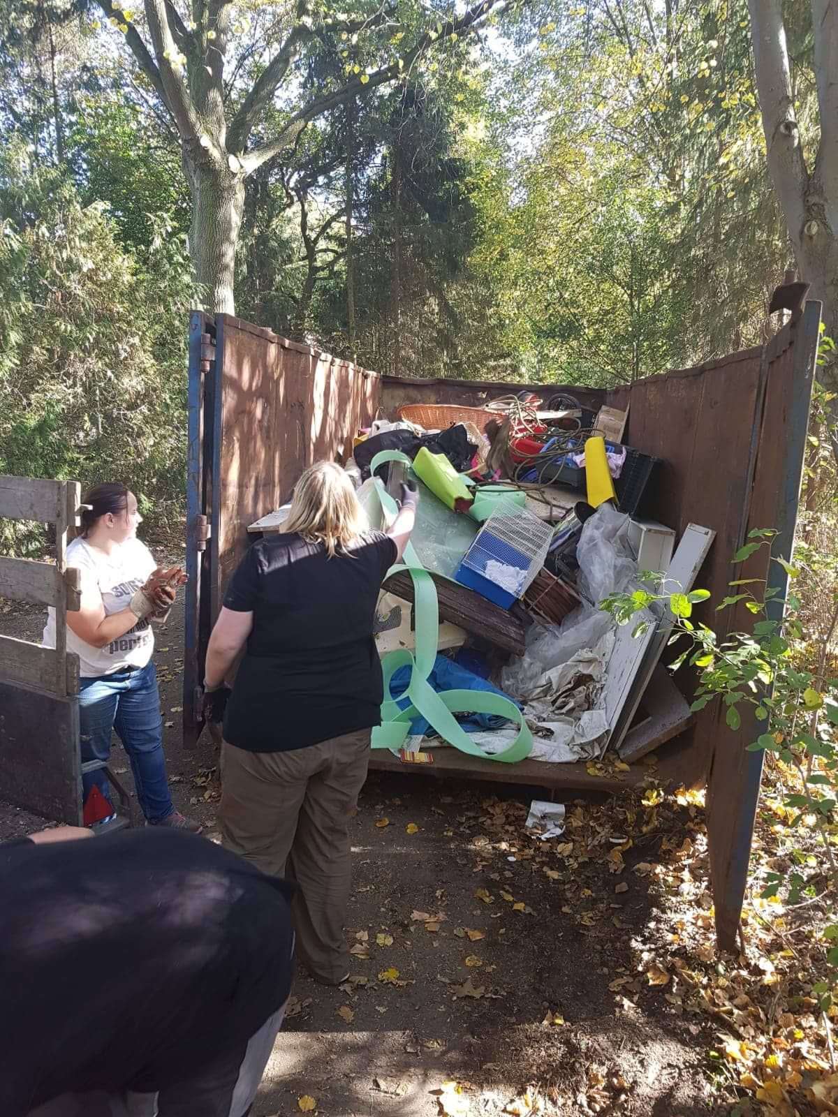 Beim Herbstputz landete viel Müll im Container.