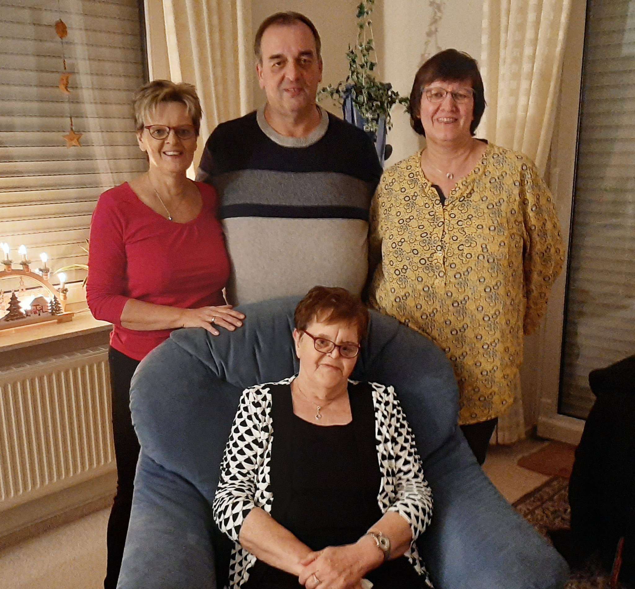 Rosemarie Müller inmitten ihrer Kinder Susanne Frischkorn (von links), Jens Beese und Sabine Eisenbarth.