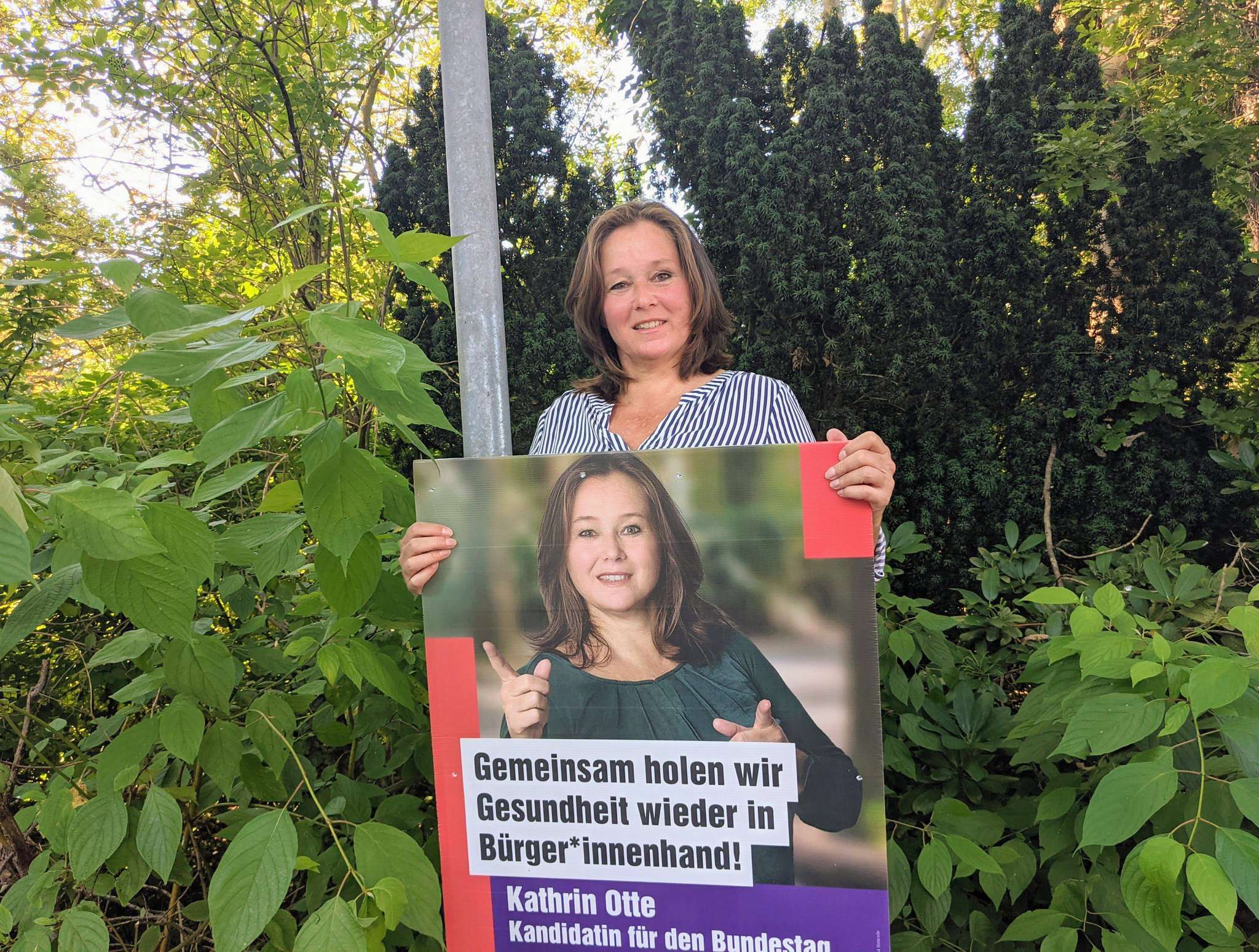 Vor der Laterne: Kathrin Otte hat in Rotenburg ihre Wahlplakate selbst aufgehängt. 