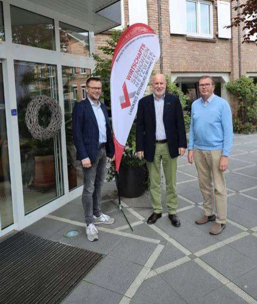 Grund zur Freude hatten Schriftführer Gerd Hachmöller, der neue Vorsitzende Hans-Henning Maass und Schatzmeister Helmut Mencke nach der Hauptversammlung. Foto: LK ROW