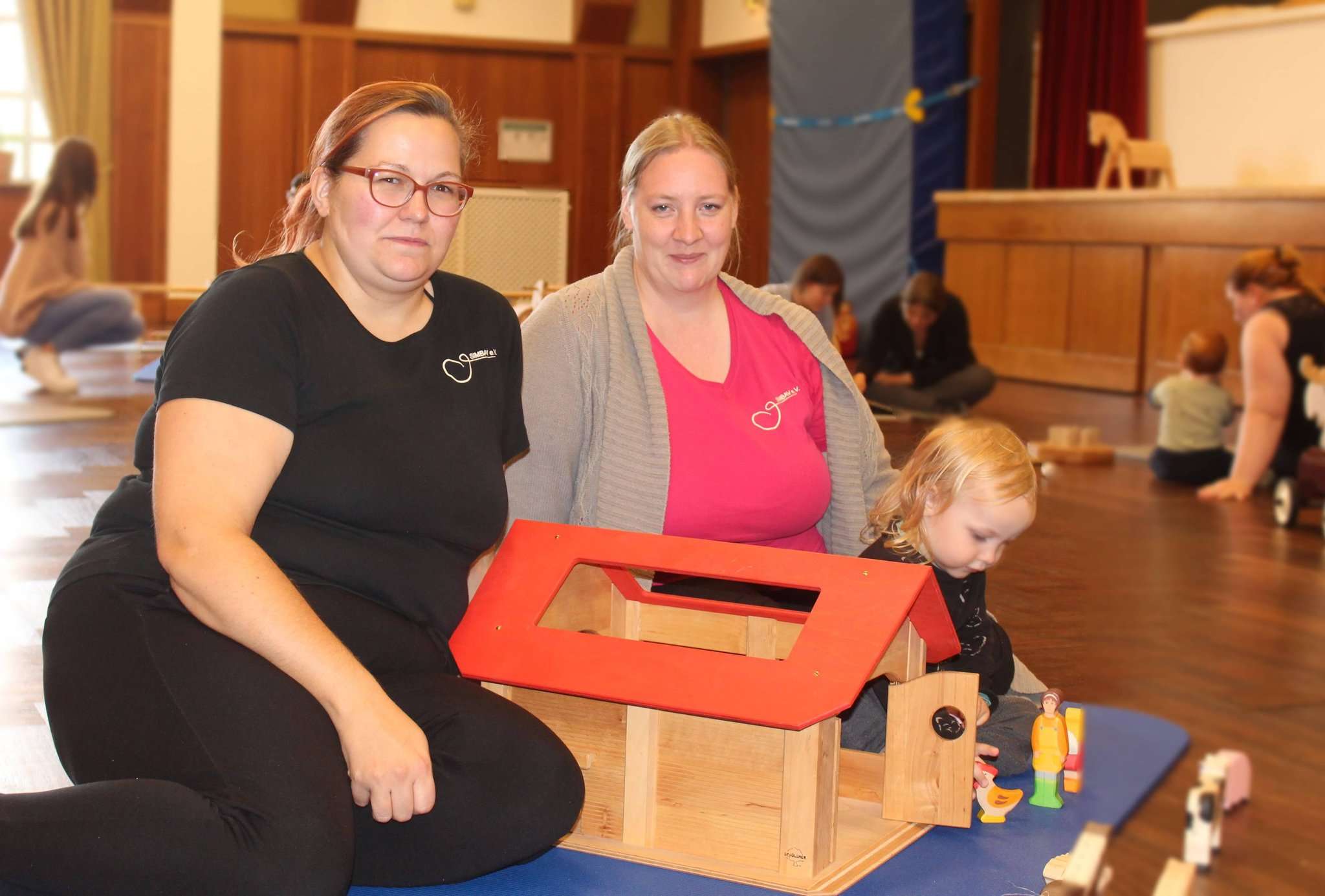 Mit ihren Erkrankungen gehen Jennifer Hasenbanck (l.) und Michaela Behrens an die Öffentlichkeit, um anderen Eltern Mut zu machen. Fotos: Beims