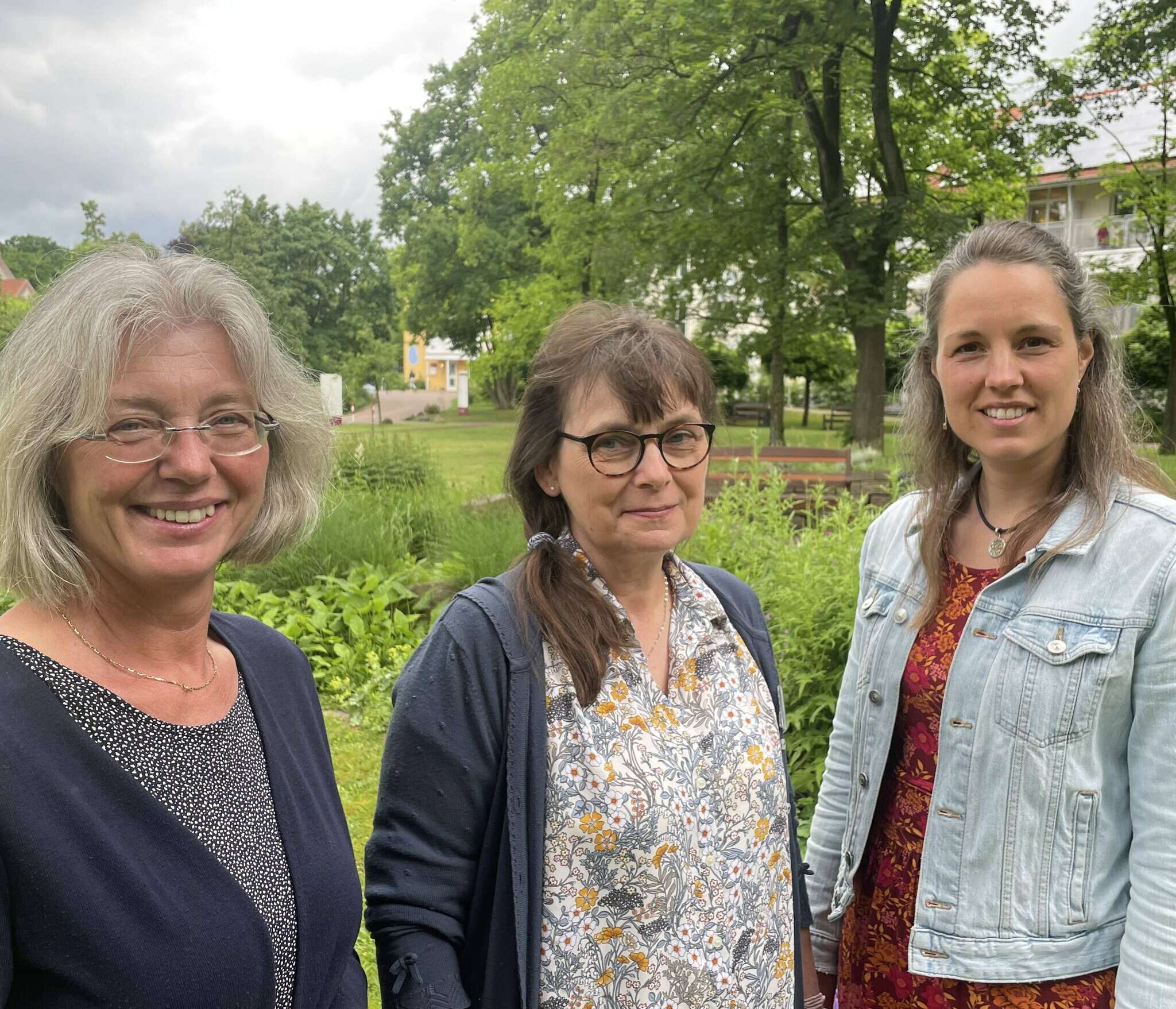 Annette Ehmer-Schulte (v. l.), Dr. Marion Wieden und Inga Lohmann blicken auf zehn Jahre Palliativstützpunkt Rotenburg zurück.