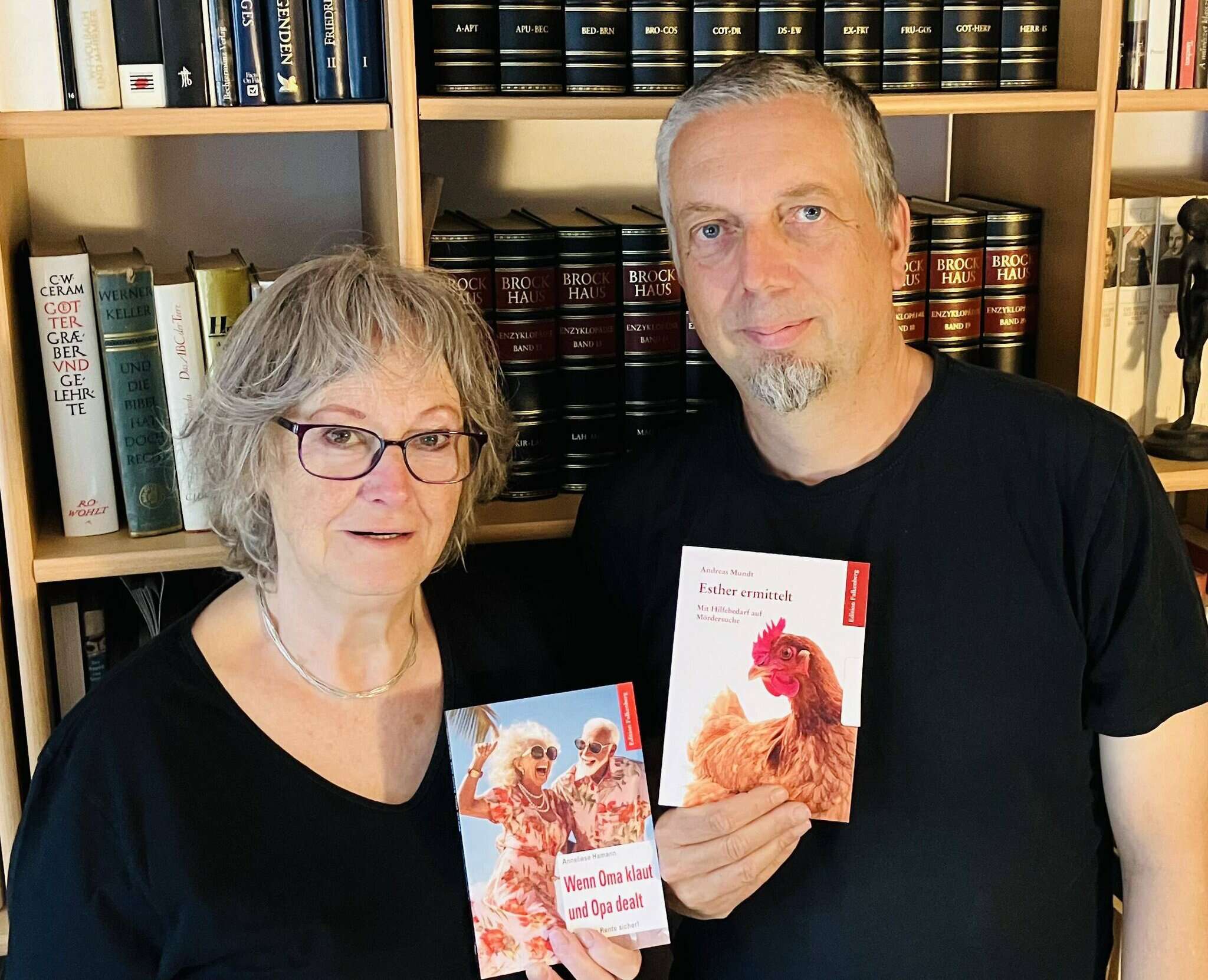 Die Autoren Anneliese Hamann und Andreas Mundt mit ihren Büchern. Hamann hat sich auf Bücher für Senioren spezialisiert, Mundt schreibt vor allem Krimis.