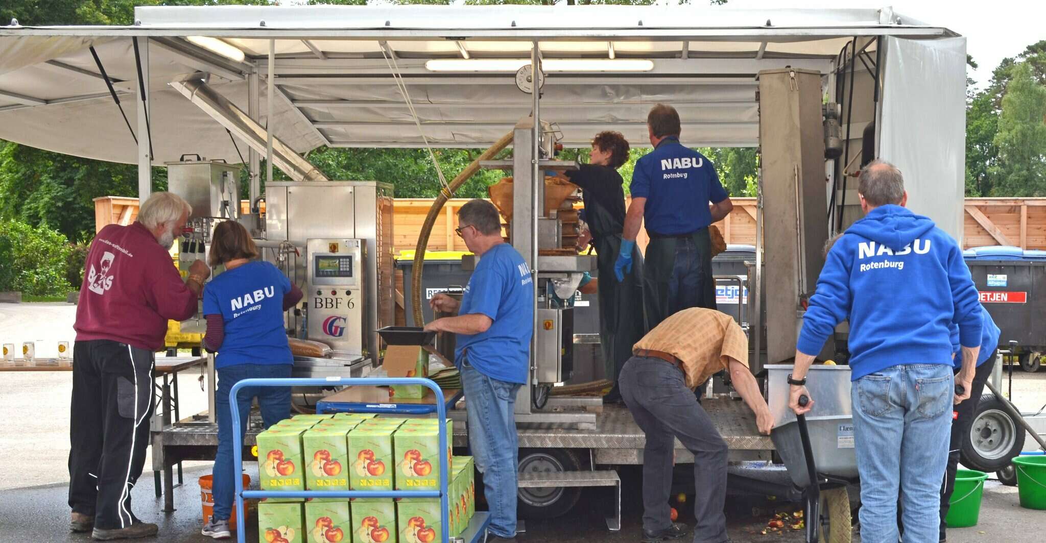 In nur zehn Minuten presst der Nabu 100 Kilo Obst zu frischem Saft.