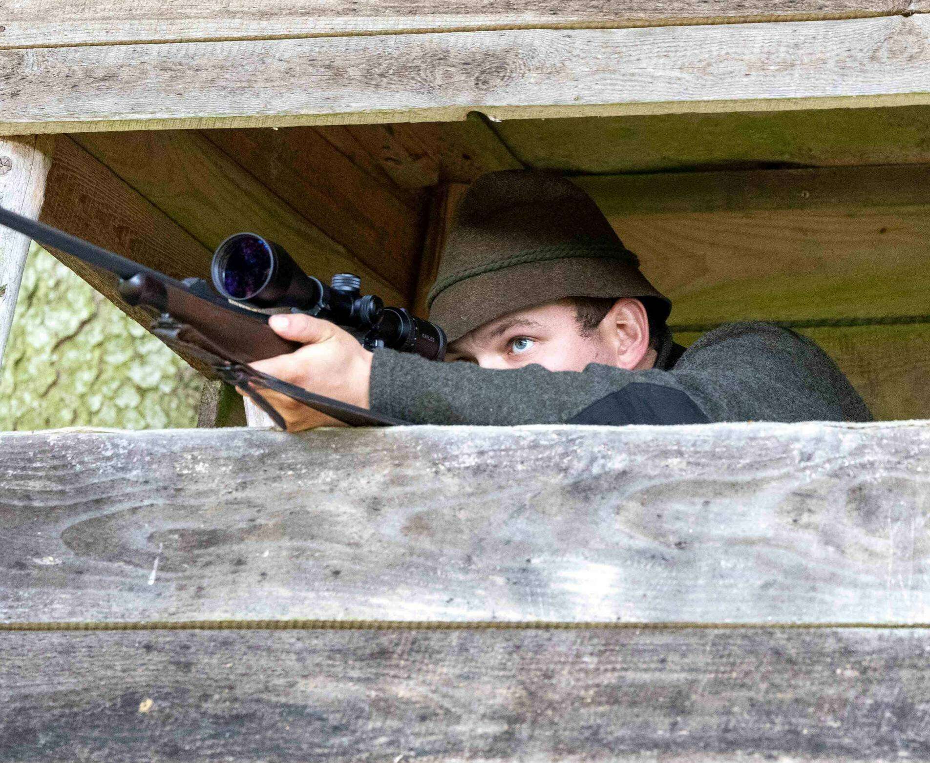 Ein Jäger hält seine Waffe im Anschlag u2013 im Landkreis Rotenburg besitzen 2u200a223 Jäger Schusswaffen. 