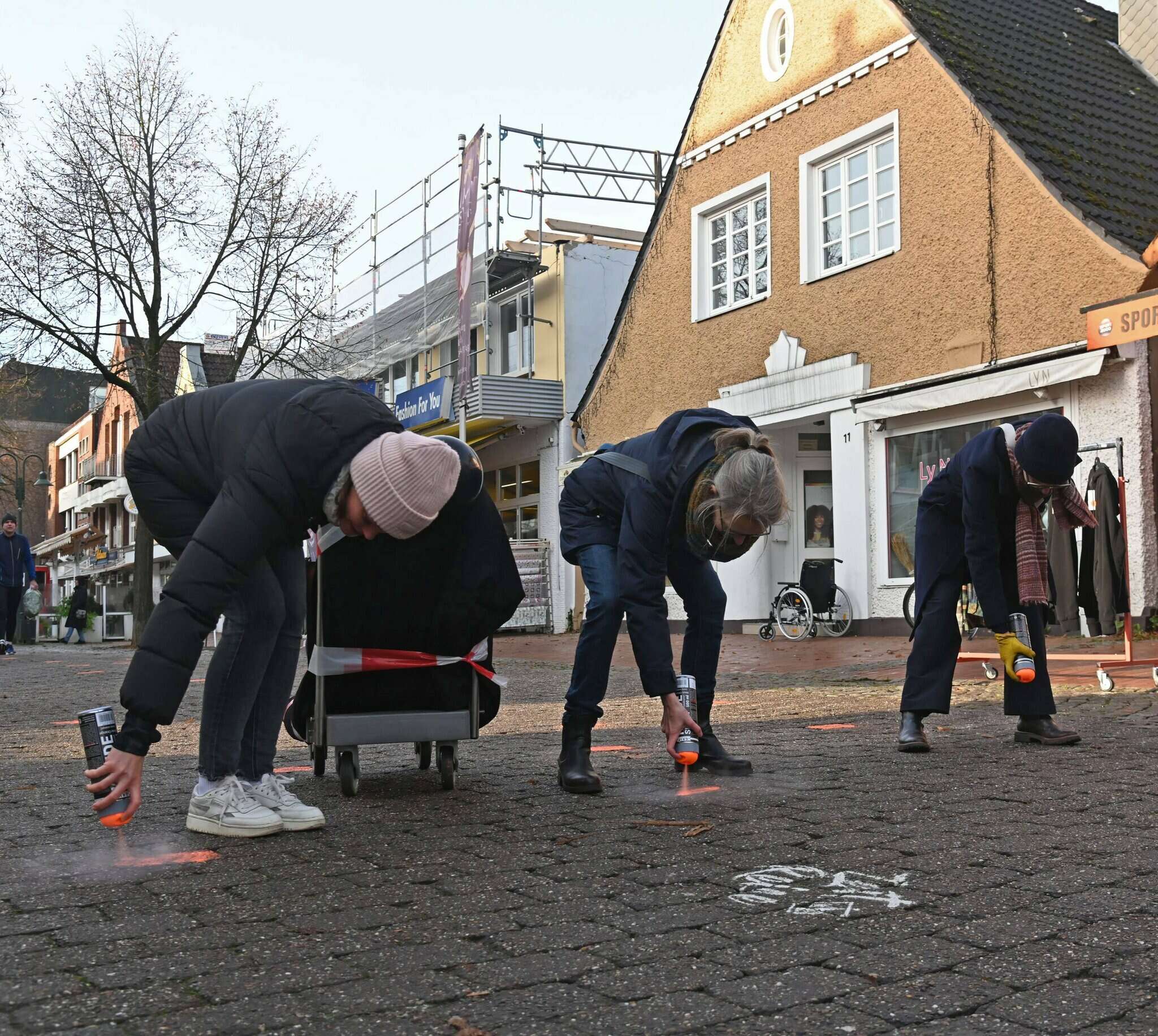 Maike Rissiek, Gleichstellungsbeauftragte der Stadt (M.), ihre Schwester (r.) und Sozialarbeiterin Anne Waurich setzen die orangen Zeichen gegen Gewalt. 