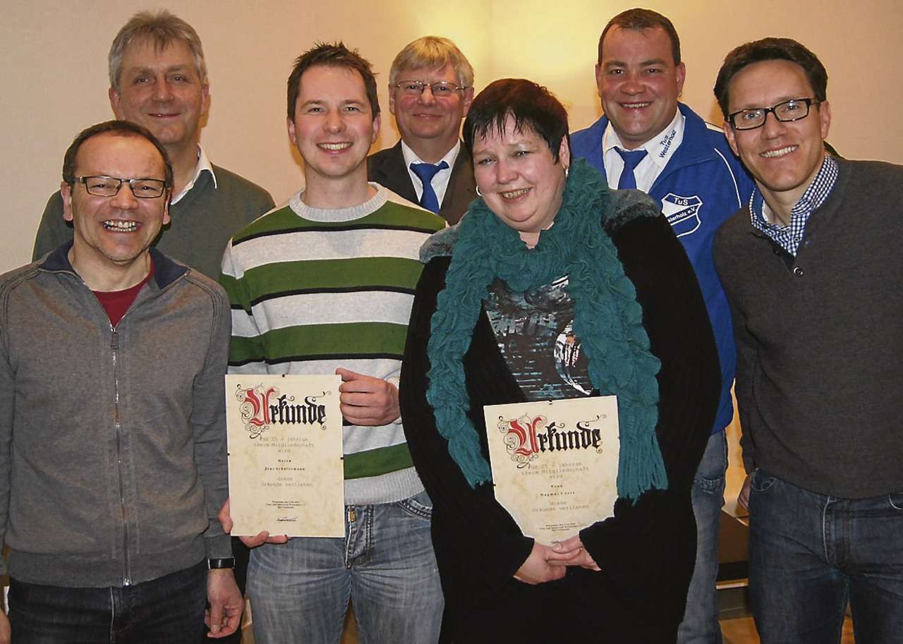 Horst Hansen (von links), Manfred Everding, Jens Schülermann, Manfred Riepshoff, Dagmar Coers, Thorsten Rathjen und Mark Wulfmeyer bei der Generalversammlung des TuS Westerholz