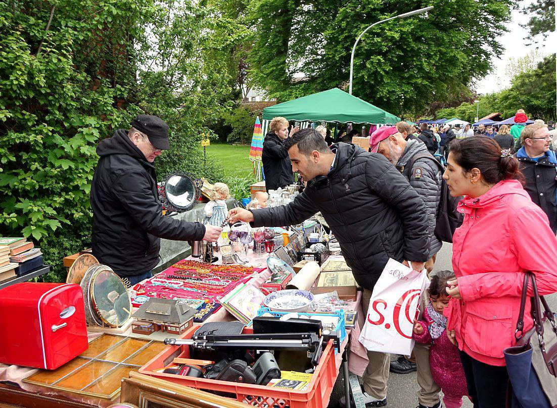 Beim Straßenflohmarkt in Westerholz tummeln sich an Himmelfahrt viele Händler und Schnäppchenjäger. 