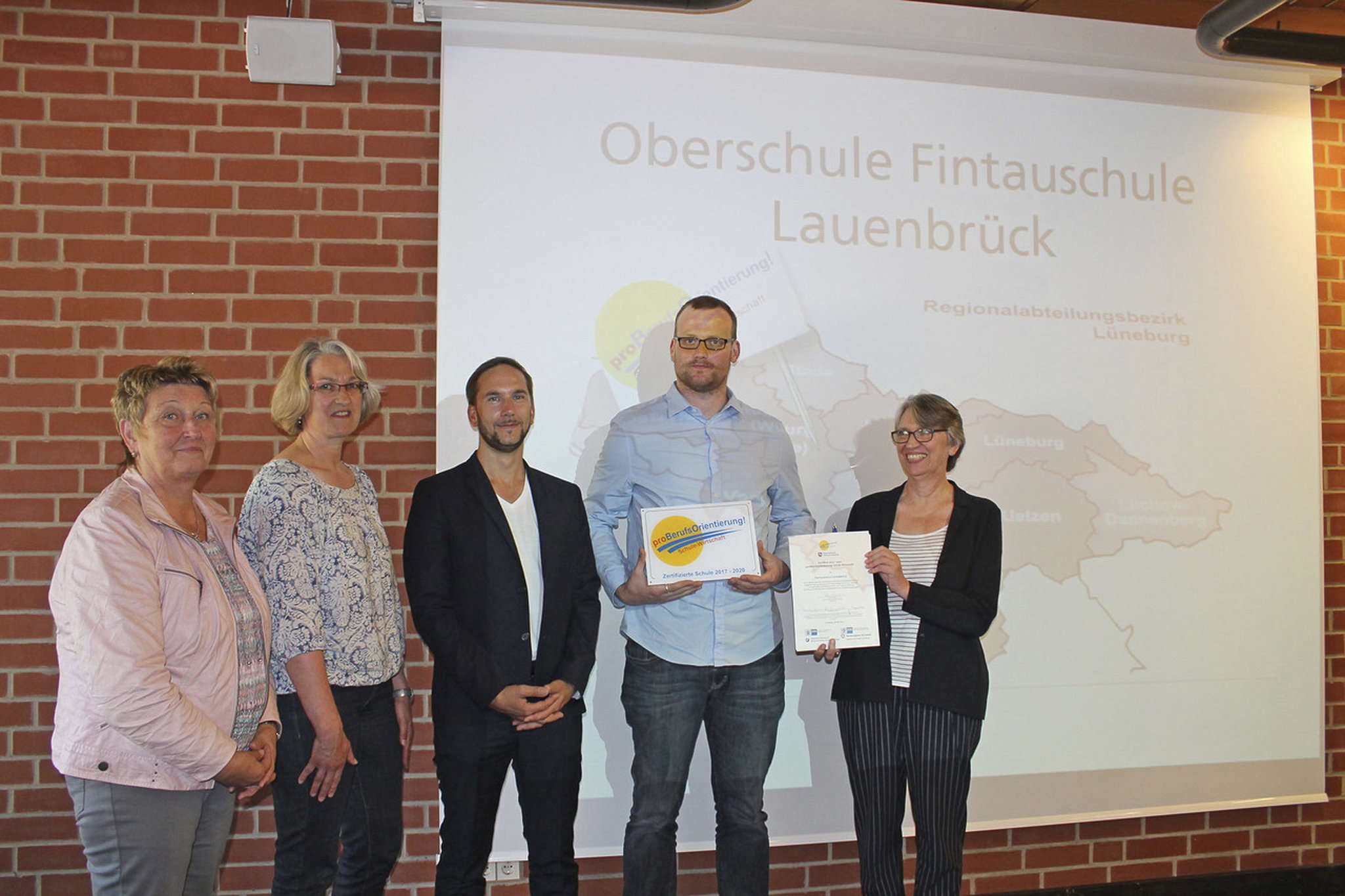 Monika Behrens, Heidrun von Wieding, Manfred Busch, Simon Hermsdorf und Elke Starostzik (von links) freuten sich sehr über die Auszeichnung, die der Fintauschule überreicht wurde.
