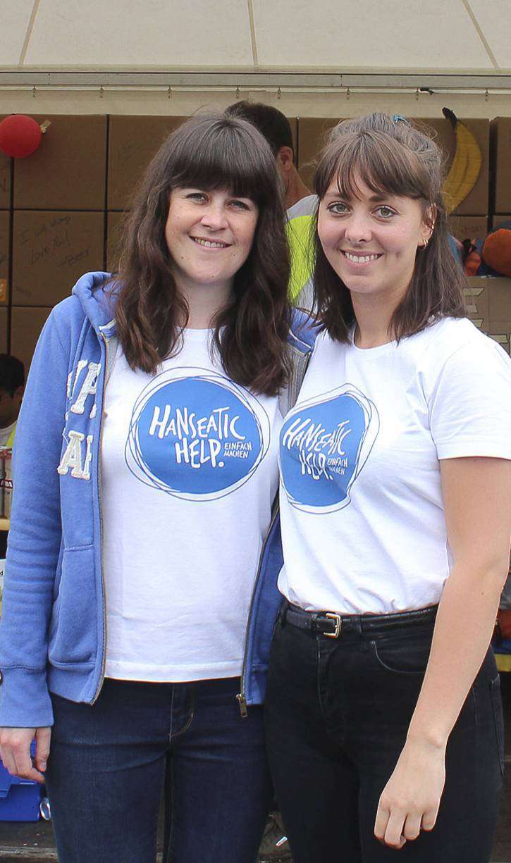 Julika Hettlich (links) und Fabienne Hackel sammeln die Sachspenden der Festivalbesucher ein. Foto: Ann-Christin Beims