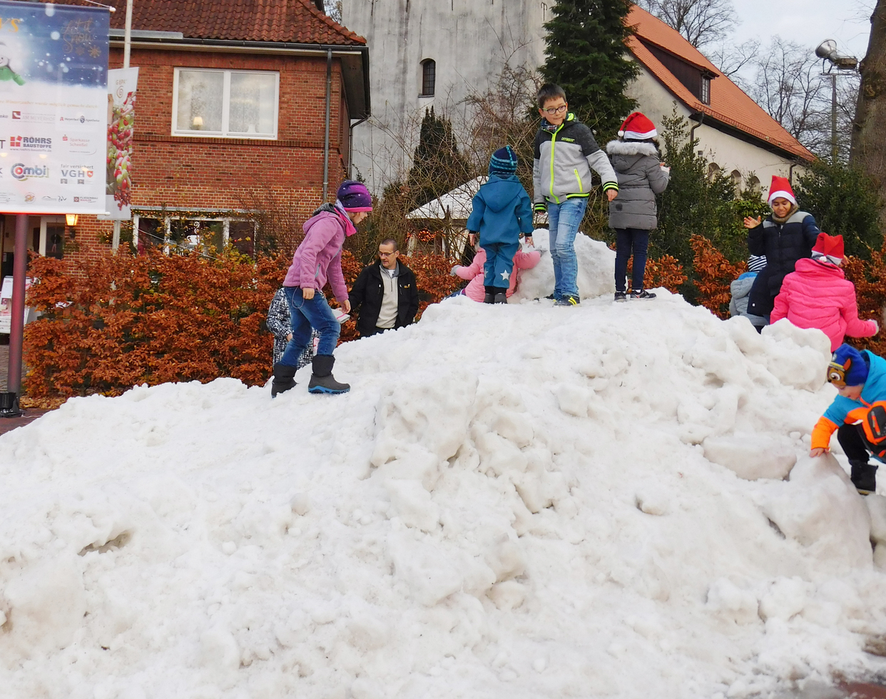 Für die Kinder eines der Highlights des Weihnachtsmarktes: Obwohl keine weißen Flocken in Sicht waren, konnten sie auf einem Schneeberg herumtoben. Foto: Jens Loes