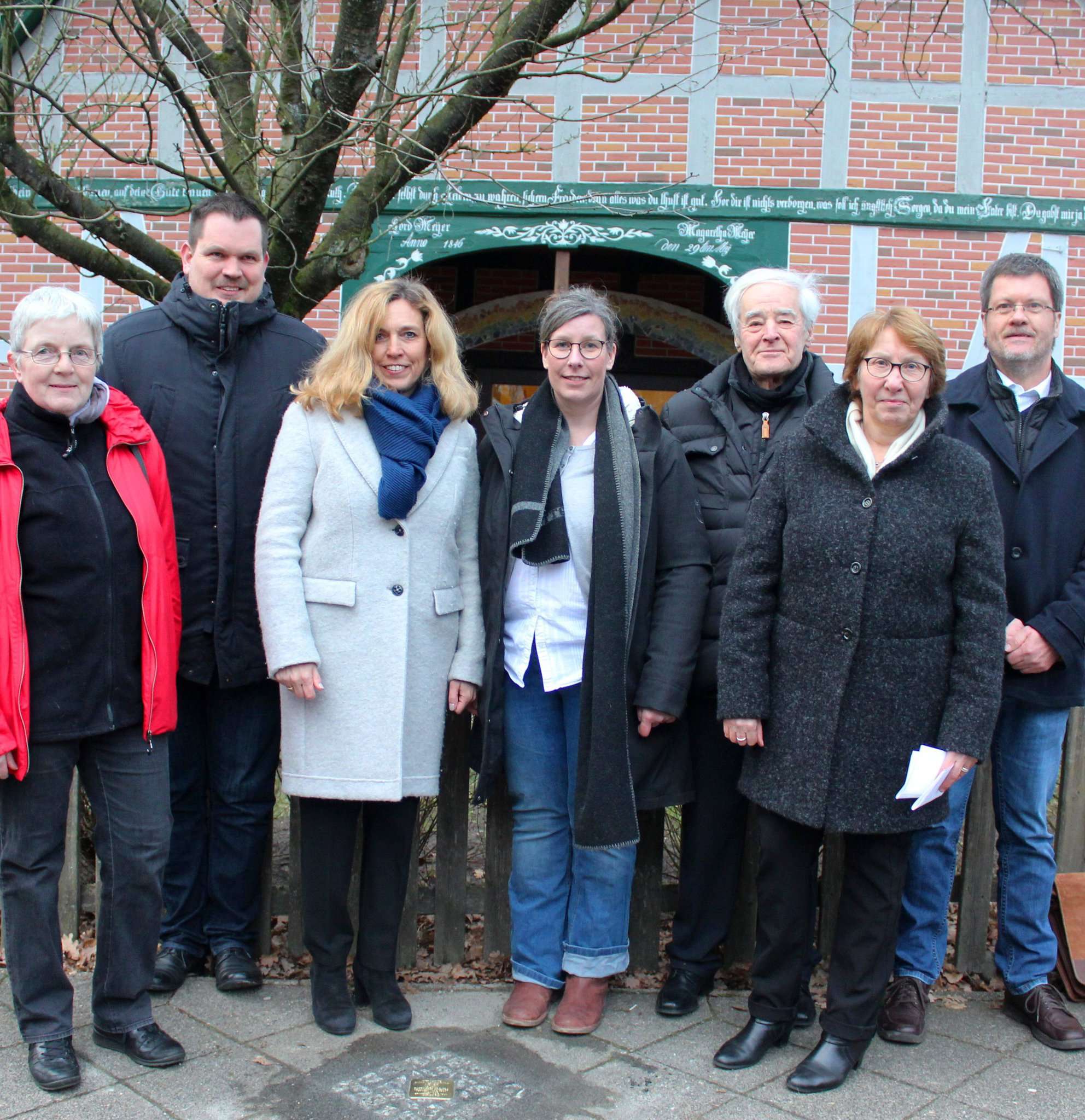 Andre Cord Eggert und Meike Benet (Zweiter und Dritte von links) lauschen den Erzählungen über das Leben ihrer Großtante - vieles war ihnen bis vor Kurzem unbekannt. Foto: Ann-Christin Beims