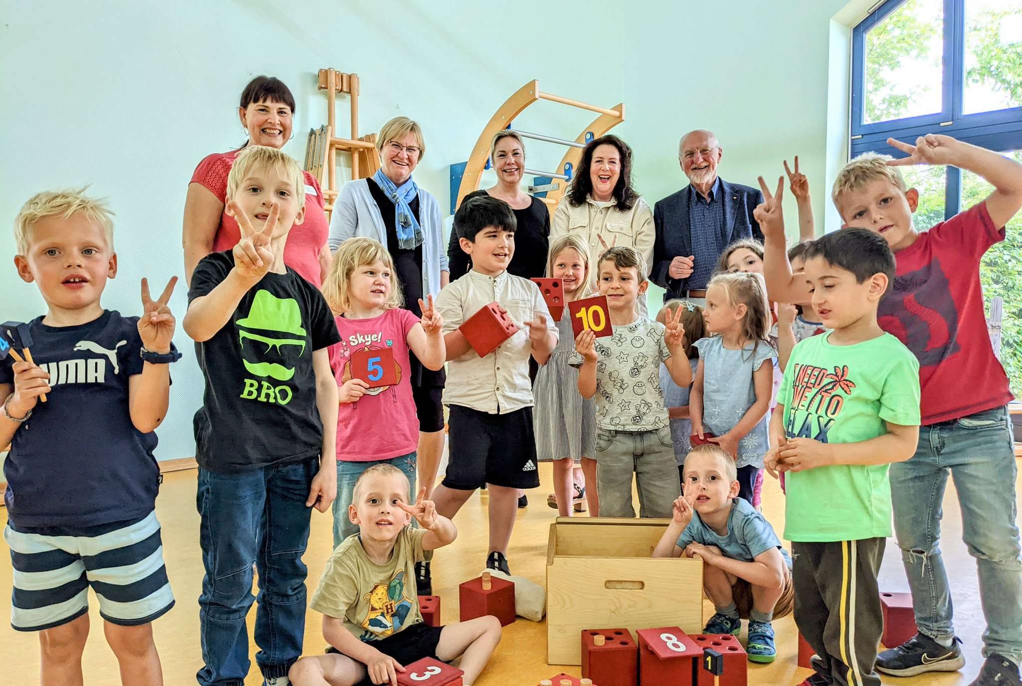 Spielerisch einen Zugang zur Mathematik erhalten u2013 diesen Ansatz begrüßen Kindergartenleiterin Manon Kleist (hinten v.l.) sowie die Serviceclub-Vertreter Gunda Meyer, Nicola Gennerich, Renate Purrucker und Heinz Kölking. Foto: Warnecke