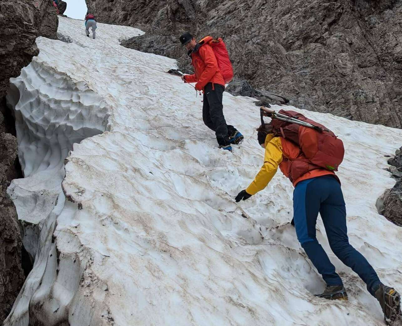 Wer die Alpen überquert, muss auch im Sommer Schneefelder erklimmen.