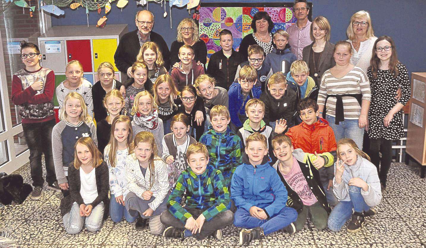 Grundschüler und Austauschgäste vor ihrem Besuch des Kiekeberg-Museums