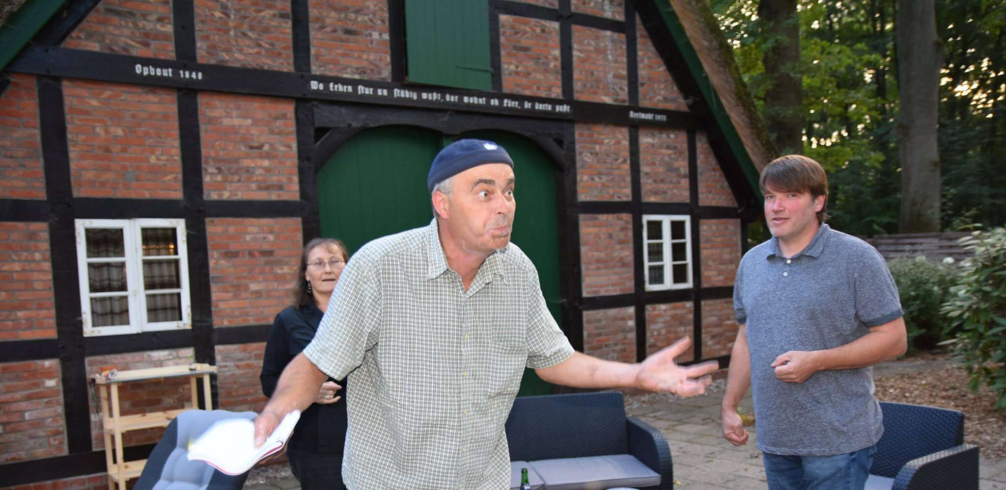 Jürgen Meyer (links) spielt den arg geplagten Regisseur und Carsten Köhn einen Schauspieler, der in die Rolle eines Inspektors schlüpfen soll. Fotos: Heidrun Meyer