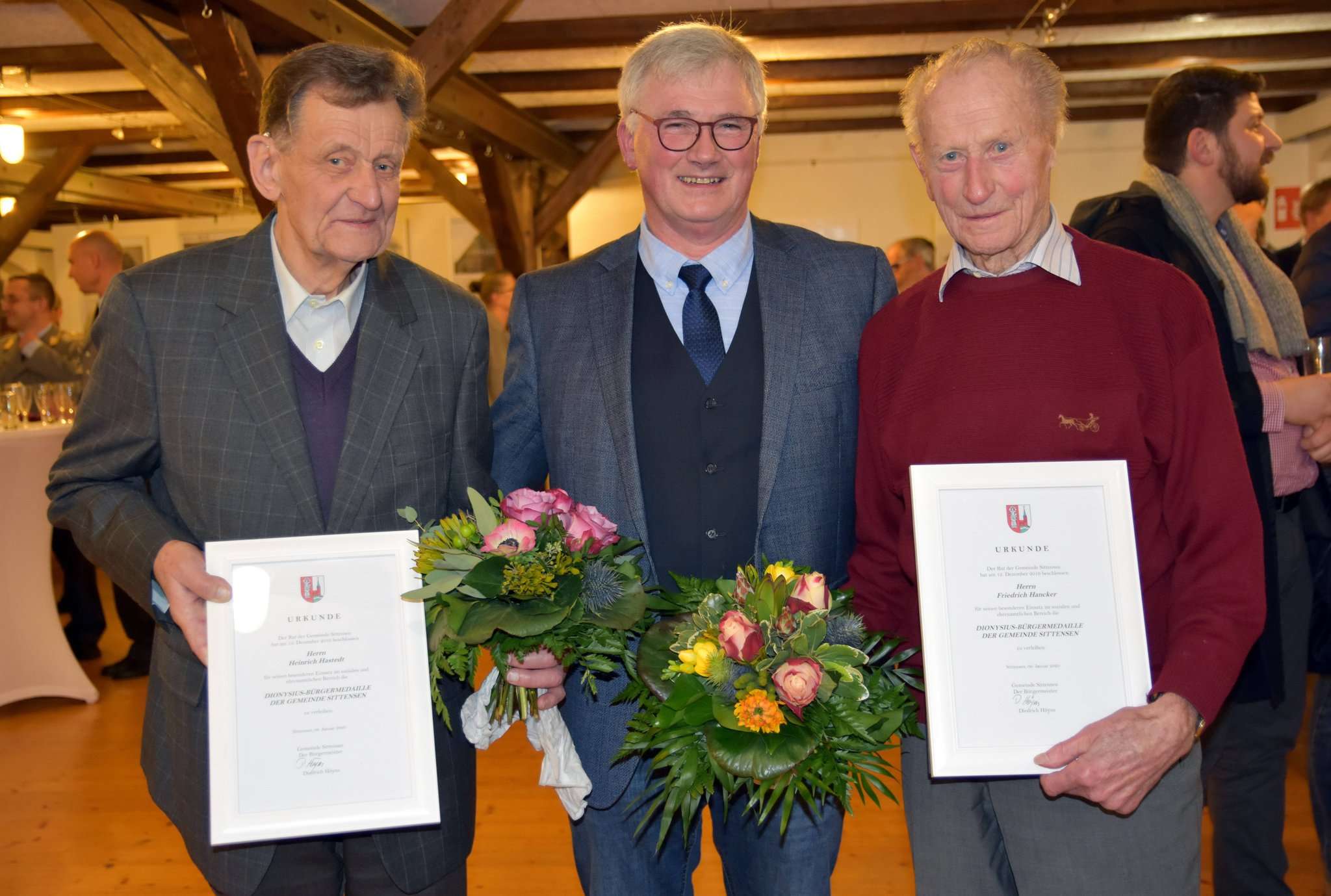 Bürgermeister Diedrich Höyns (Mitte) mit den neuen Trägern der Dionysius-Medaille, Friedel Hancker (rechts) und Heiner Hastedt. Foto: Heidrun Meyer