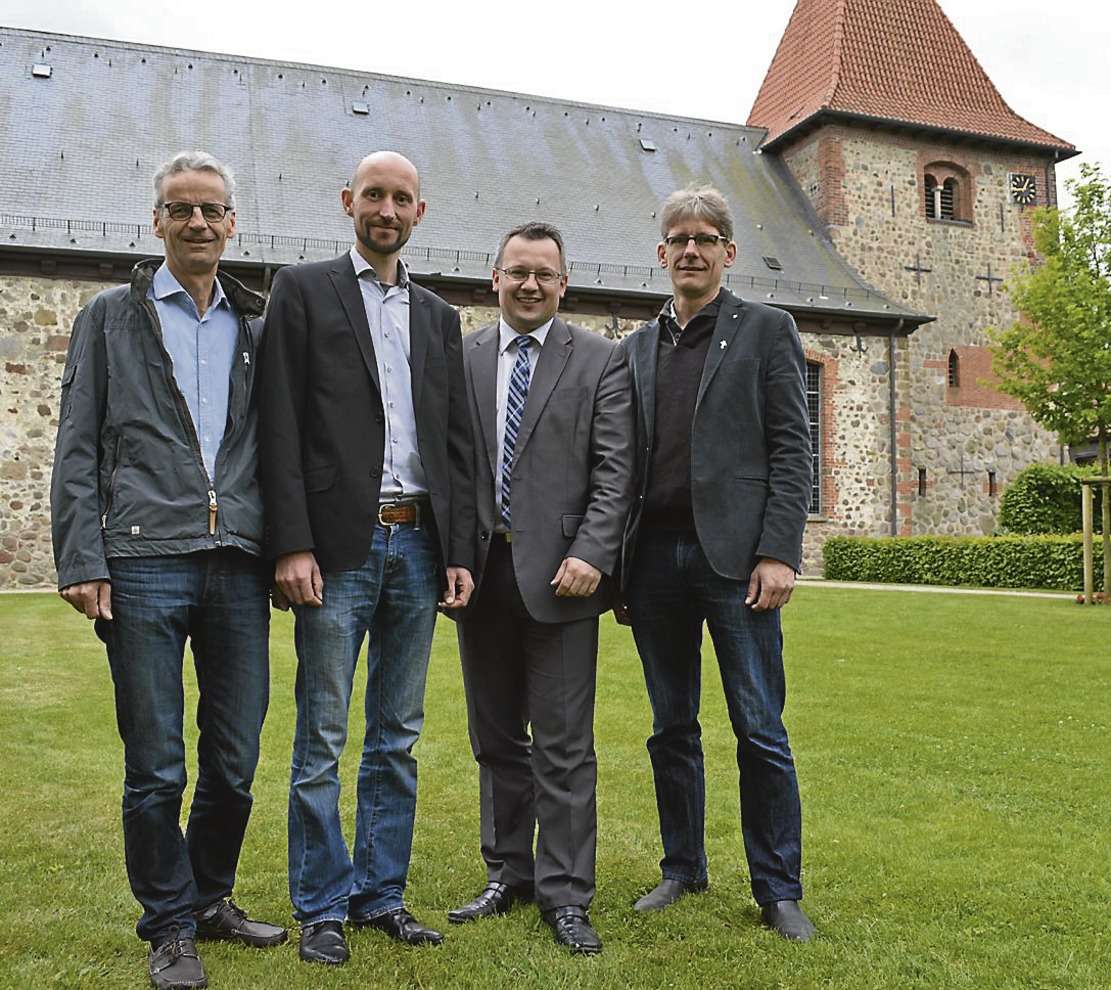 Sie ermöglichen die vierte Auflage des Arche-Noah-Open-Air auf dem Nordplatz der Sottrumer St.-Georg-Kirche. Von links: Heiner Schröder, Benjamin Faber, Jens Krüger und Pastor Dietmar Meyer. 