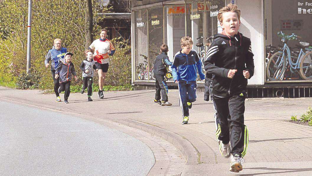 2,5 Kilometer durch Sottrum: Für die Grundschulläufer kein Problem. Genauso wenig wie für Tim Weidenfeld (hinten links) und Thomas Patzwald (hinten rechts).