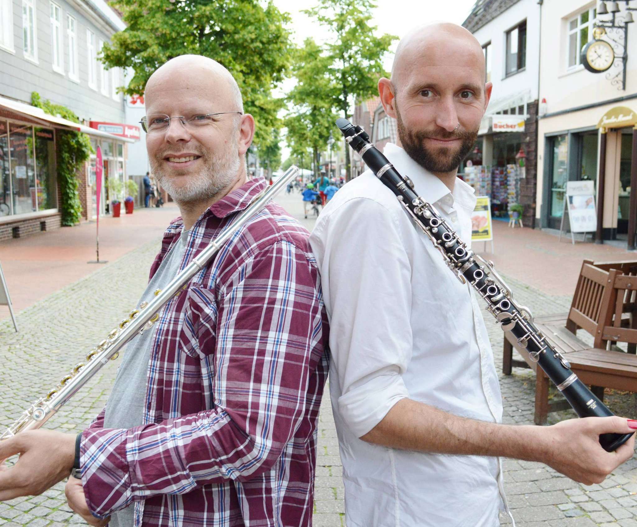Klarinette und Querflöte, geschultert und bereit: Das sind nur zwei der Instrumente, die Ralf Linders (links) und Benjamin Faber noch im Ensemble von 