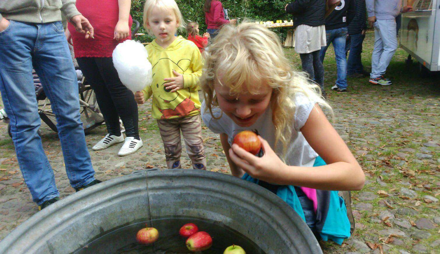 Das Tauchen nach der Frucht ist ein Klassiker u2013 und daher auch Teil des Programms beim Apfelfest.