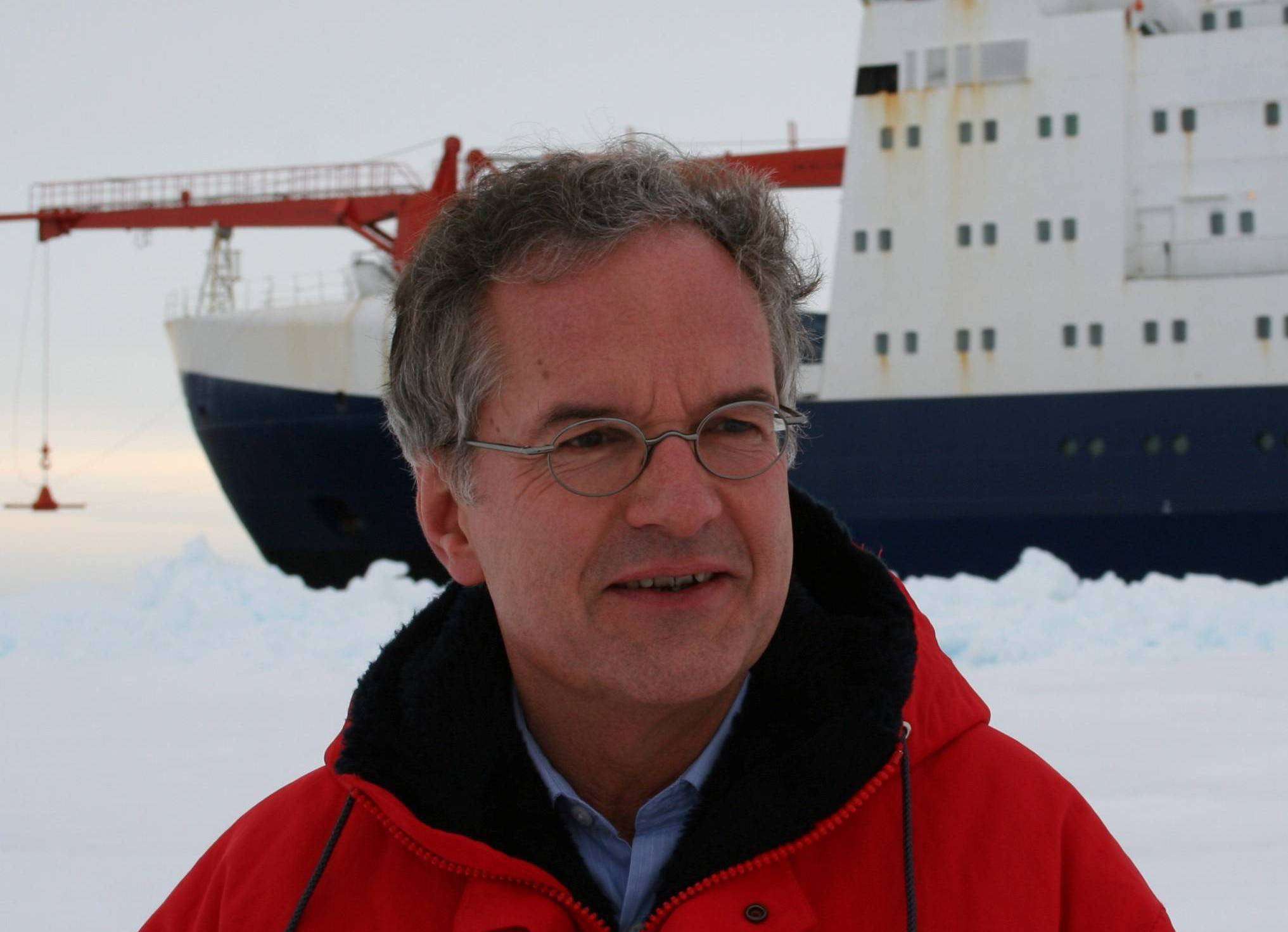 Peter Lemke, Leiter der Sektion Regionale Zirkulation in der Antarktis. Im Hintergrund liegt die Polarstern.