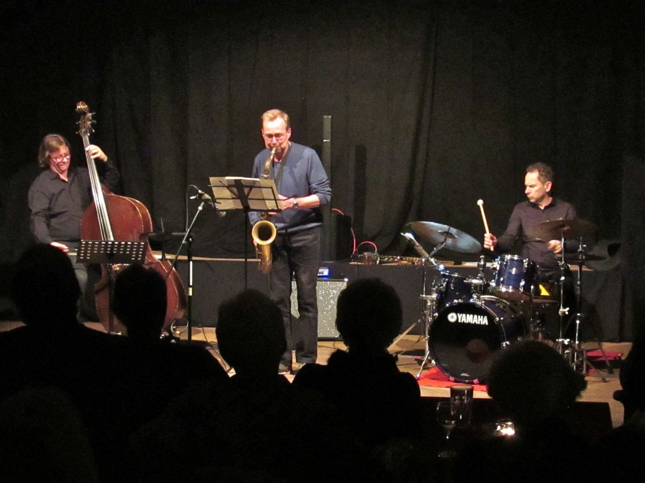 Klaus Fey (Saxofon), Wolfgang Ekholt (Schlagzeug) und David Jehn (Bass) ließen den Jazz im Heimat- und Kulturhaus aufleben.