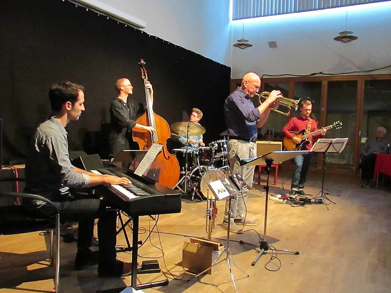 Fünf Musiker, ein Genre: Das Beckerhoff-Quintett entführte das Publikum im Huk in die Welt des Jazz.