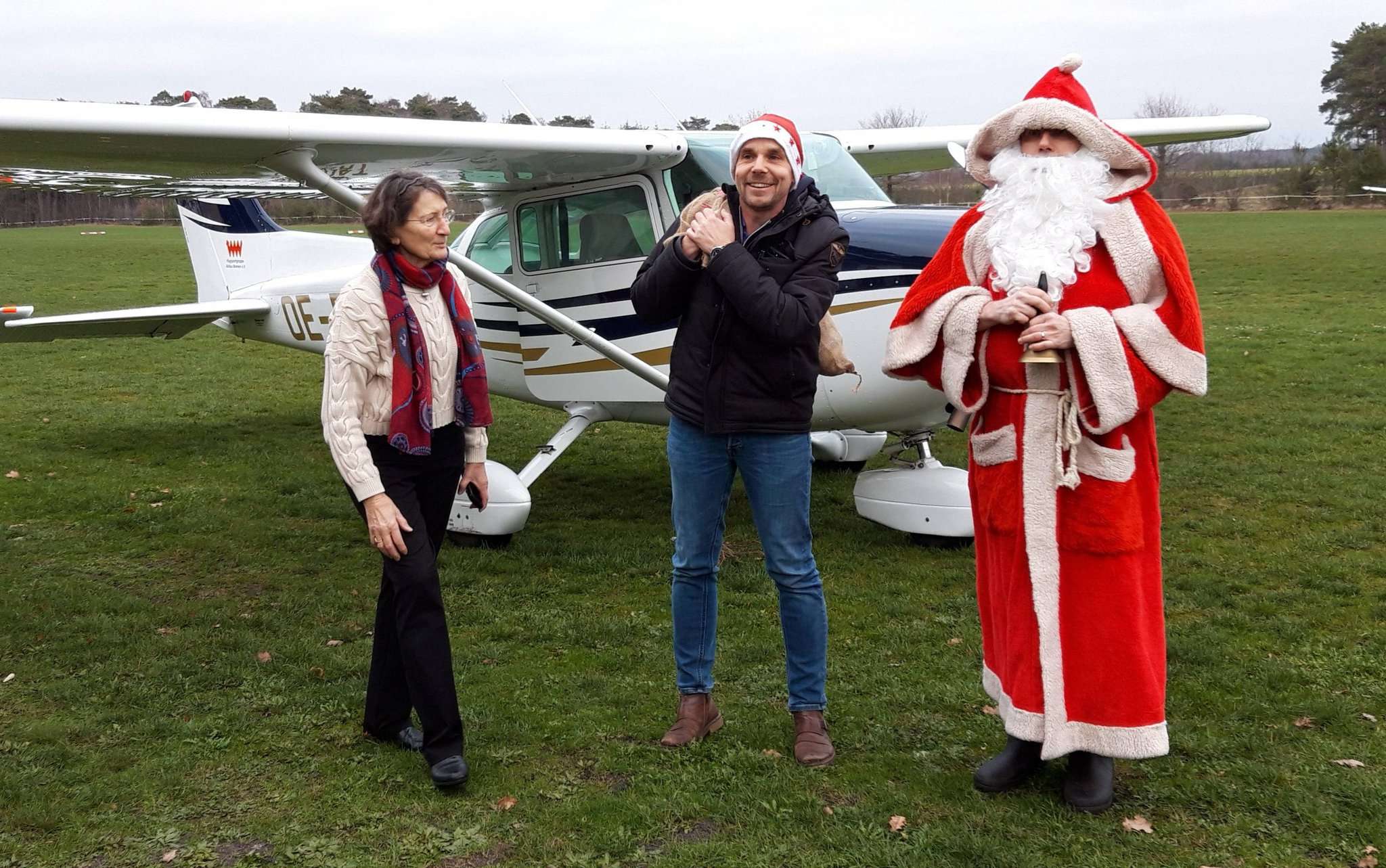 Der Weihnachtsmann reiste mit Helfern in einer Cessna 172 an.