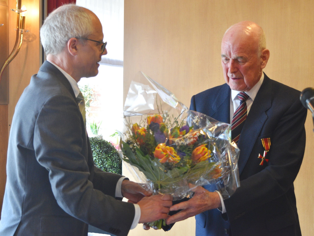 Hans-Richard Buthmann erhält von Landrat Hermann Luttmann noch einen Blumenstrauß zum Verdienstorden
