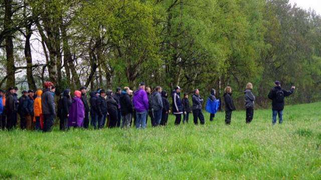 81 Personen nahmen an der Radtour zu den Standorten der geplanten Strommasten in der Hassendorfer Feldmark teil. Angesichts der vorgesehenen massiven Eingriffe machte sich immer wieder bedrückte Stille unter den Mitfahrern breit.