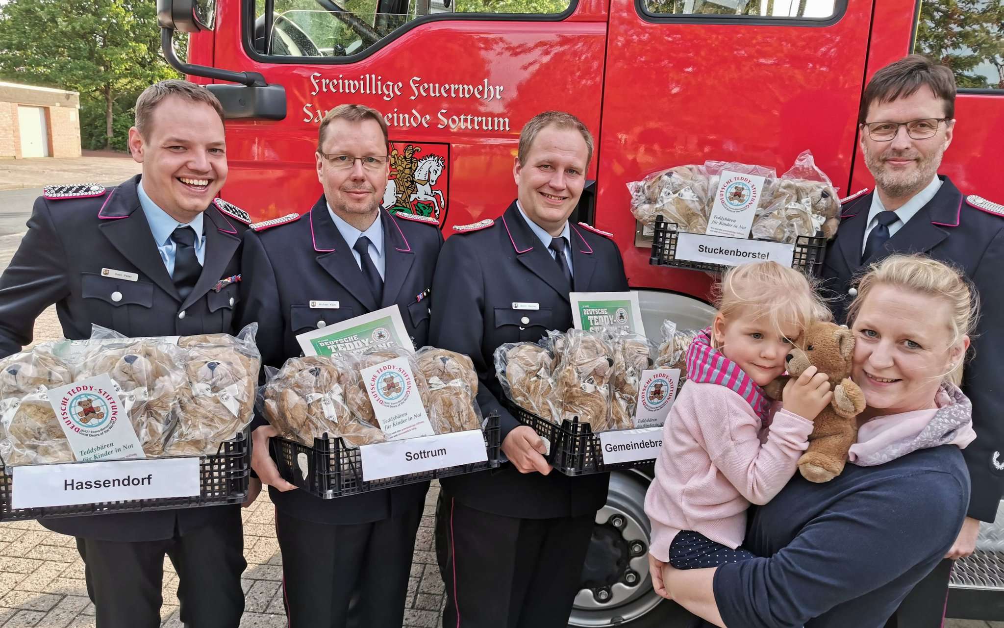 Den Freiwilligen Feuerwehren aus Hassendorf, Sottrum und Sottrum stehen jetzt Teddys zur Verteilung an junge Unfallopfer zur Verfügung. Sven Peter (von links), Michael Kück, Gemeindebrandmeister Björn Becker, Frank Lehmann und Jasmin Reiß mit Mia freuen sich darüber.