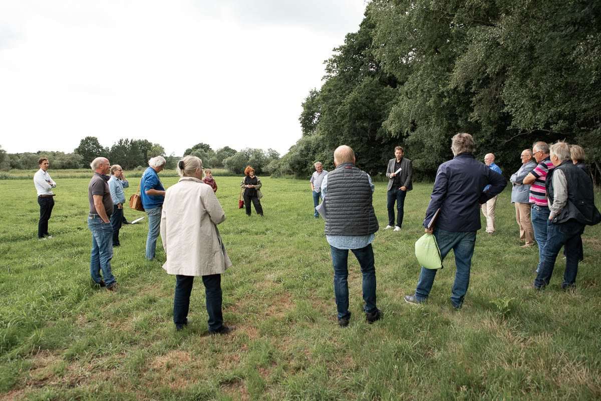 Lars Klingbeil im Austausch mit Hassendorfer Ratsmitgliedern und Vertreterin der Bürgerinitiative 