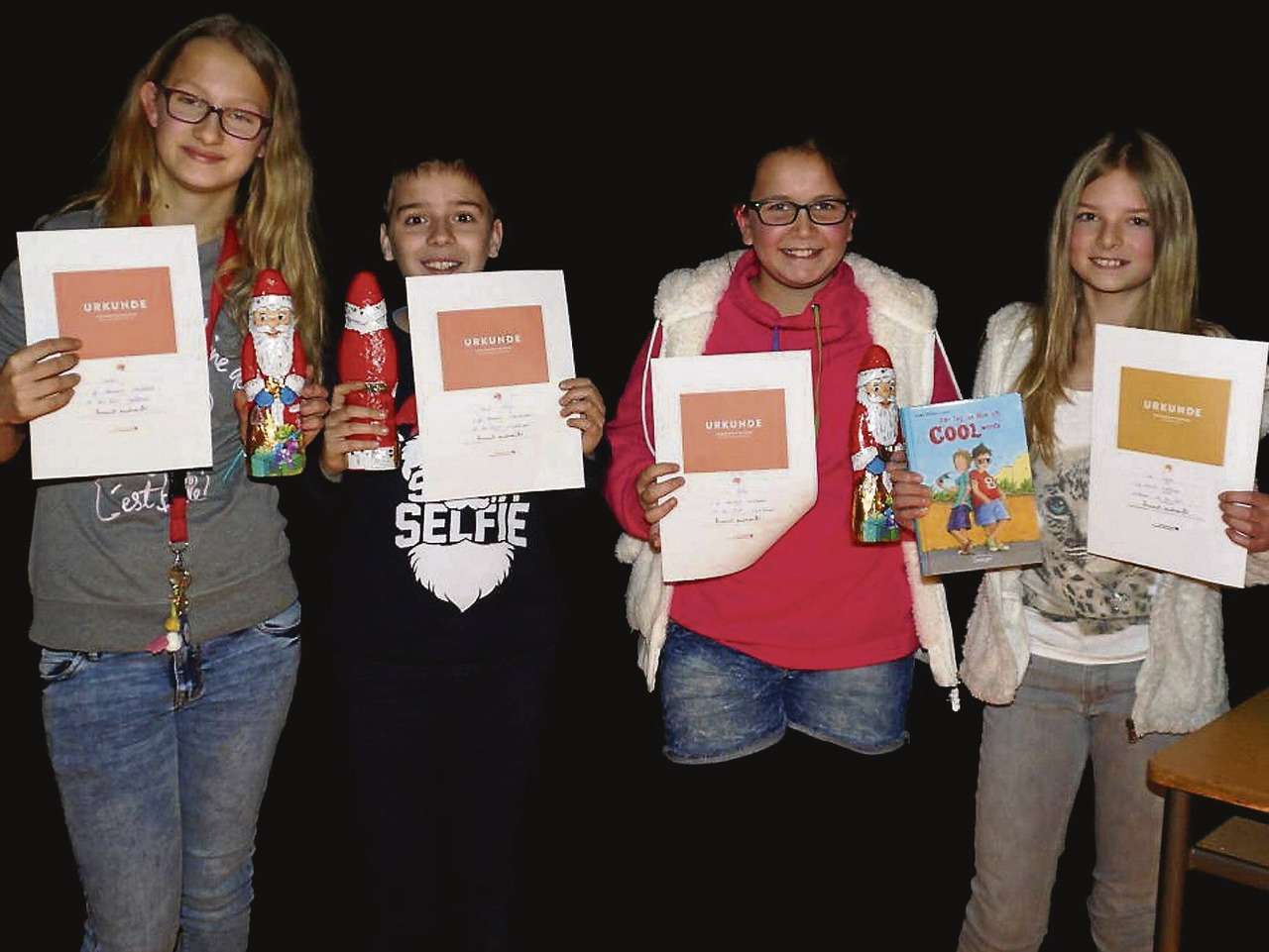 Die Gewinner des Vorlesewettbewerbs für Sechstklässler der Oberschule Visselhövede bewiesen vor großem Publikum Ruhe (von links): Natalie Lassen, David König, Lia Rößig und Ida Hayer. 