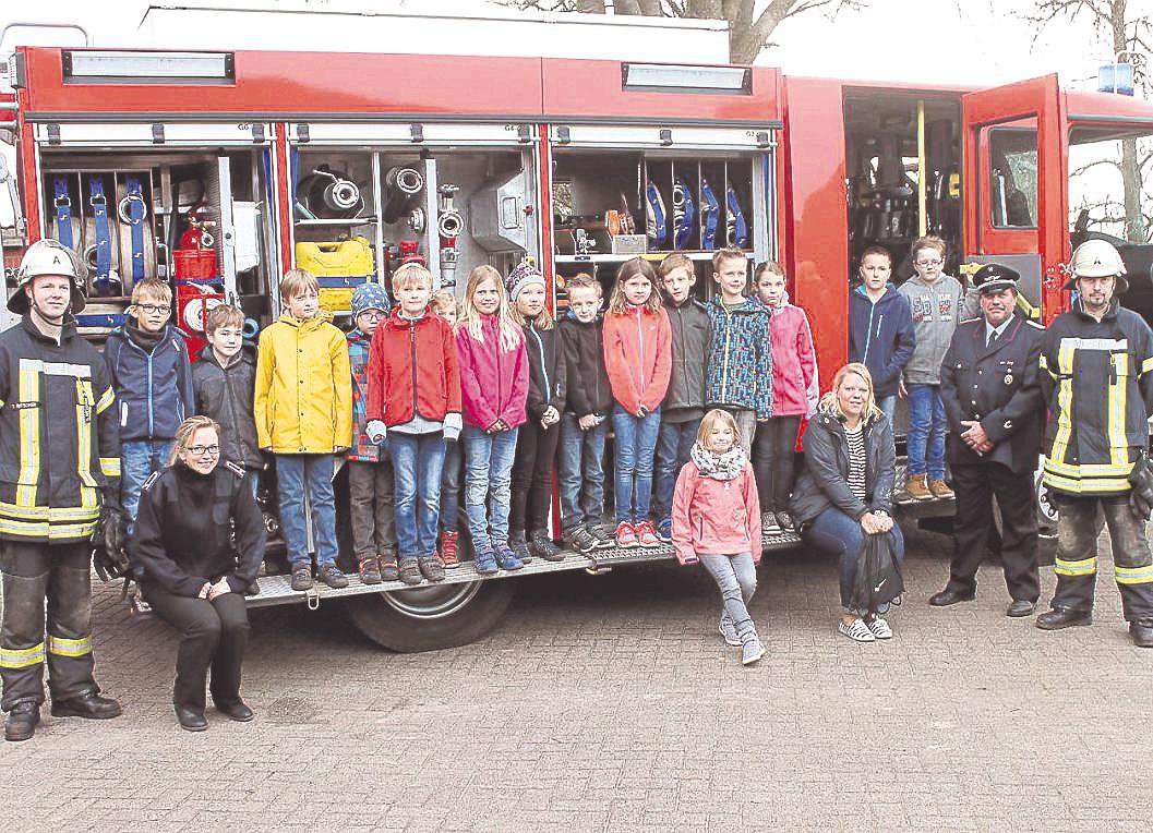 Die Klein Meckelser Grundschüler und ihre Lehrerinnen waren ganz begeistert von dem interessanten Besuch bei der Wohnster Feuerwehr.