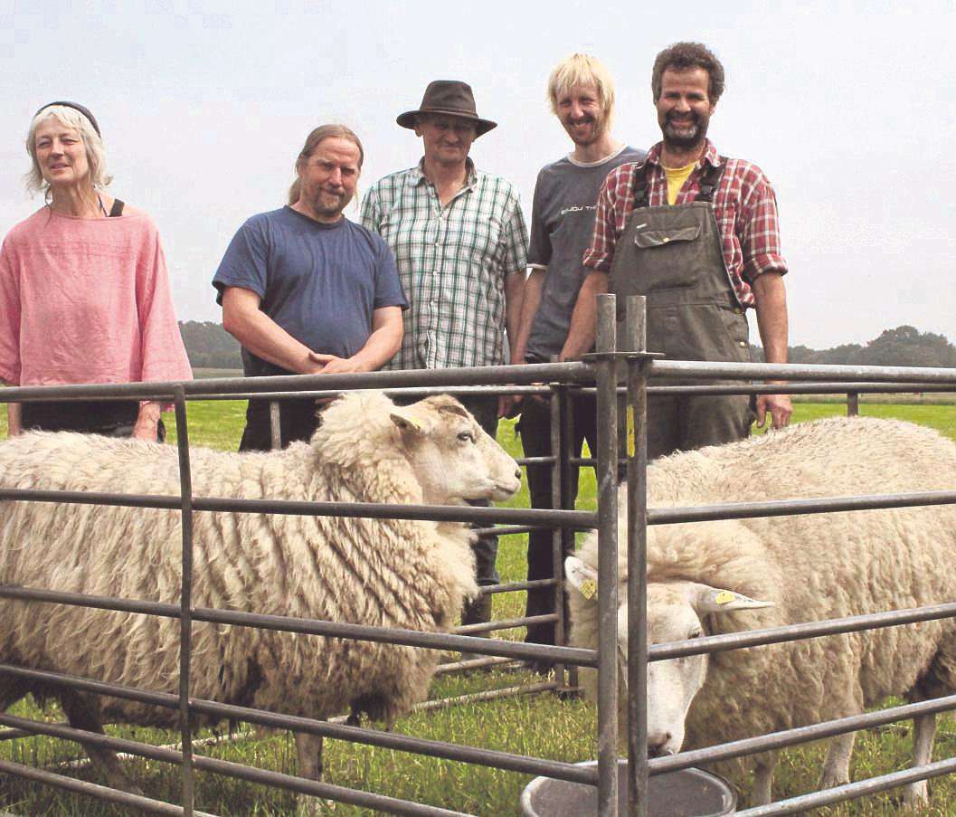 Karin Wallin (von links), Hans-Joachim Peters, Rainer Meinke, Marco Hörmann und Heiner Gerken mit zwei außergewöhnlich flauschigen Geschenken 
Foto: Christine Duensing