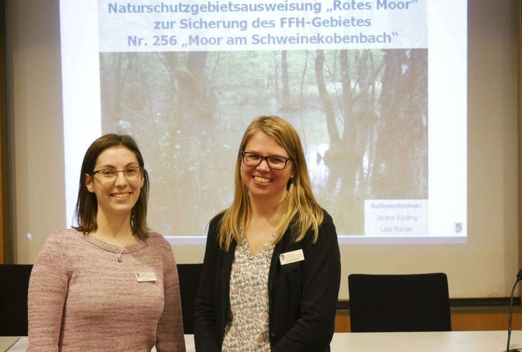 Lisa Pünjer (links) und Janine Käding informierten im Rotenburger Kreishaus zum geplanten Naturschutzgebiet Rotes Moor. Foto: Karen Bennecke